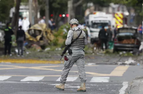 Seis muertos y 50 heridos deja atentado contra base aérea en Colombia