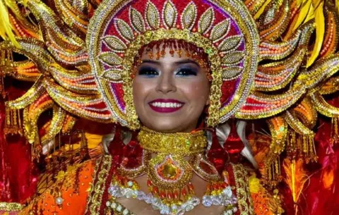 Astrid Rashell es proclamada como Reina de Calle Abajo de San Carlos 