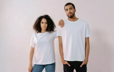 Simple e inmortal: el poder silencioso de la camiseta blanca