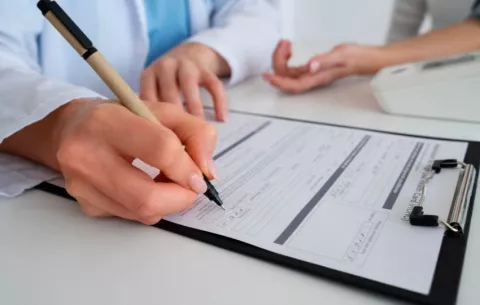 ¿Cuáles son las nuevas normas que regulan la expedición de certificados médicos por incapacidad?