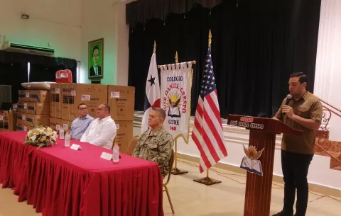 Embajador de Estados Unidos entrega donaciones en Herrera y Los Santos