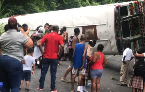 Se vuelca bus de la ruta Colón - Limón dejando al menos 20 heridos