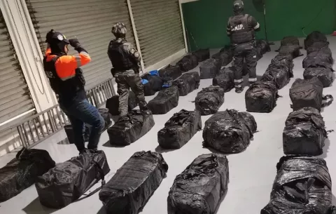 En menos de 24 horas en puertos colonenses incautan más de 3,300 paquetes de droga con destino a Europa 