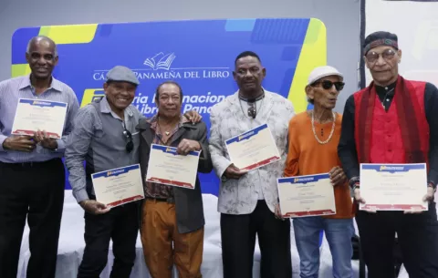 Rinden homenaje a íconos de los Combos Nacionales en la Feria del Libro 2025