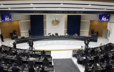 EE.UU. apoya la reforma constitucional en El Salvador y rechaza comparaciones con dictaduras