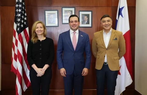 Embajador gringo sostuvo reunión con C&W Panamá sobre la red 5G