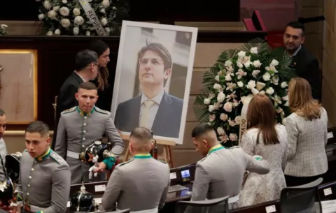Exnegociadores con las FARC ven en asesinato de Uribe Turbay un 'durísimo golpe' a la paz