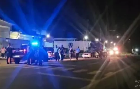 Motociclista muere calcinado tras estrellar su moto con un camión
