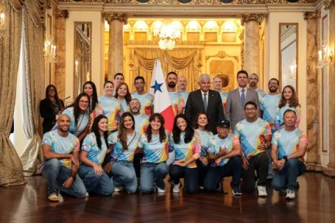 Mulino entregó el pabellón nacional a Selección de Panamá de Va'a que competirá en el Mundial de Brasil