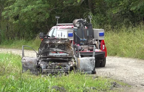 Investigan desaparición de bombero, cuyo auto fue encontrado quemado