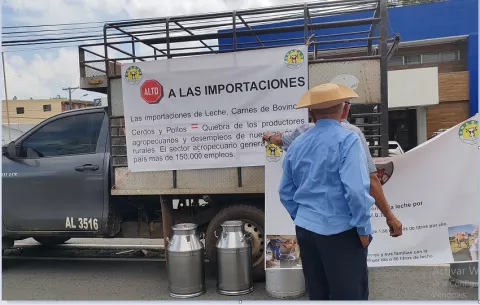 Presidente Mulino apoya a los productores de leche y dejó claro que 'si no compran, no importarán'