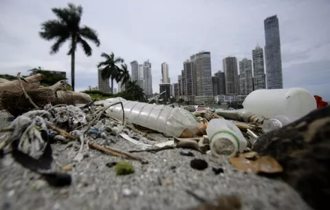 Panamá se propone 'transformar' el 58 % del plástico a 2040 para mover economía circular