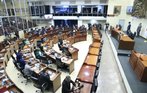 El bloque de los 34 triunfa en la Comisión de Credenciales