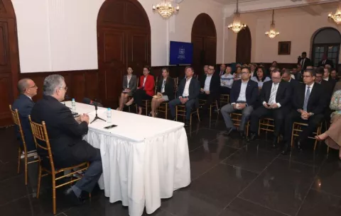 Gobierno presenta lineamientos de política energética a generadoras