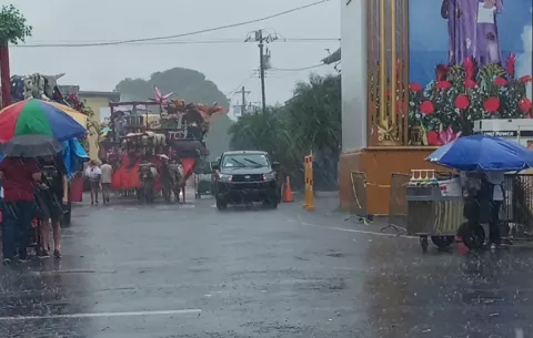 A pesar de la fuerte lluvia se realiza desfile de carretas en las Patronales de Santiago