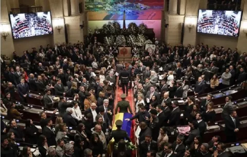 Con pañuelos blancos reciben el féretro del senador Miguel Uribe en el Capitolio de Colombia
