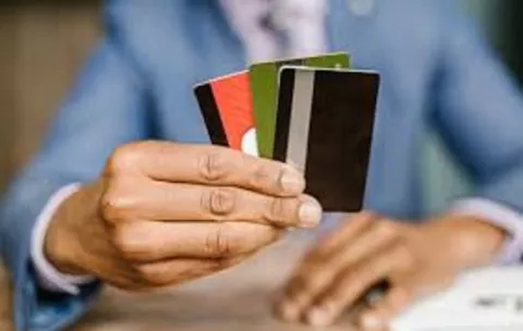 El tarjetazo pasa la factura a los que ganan menos de $800 