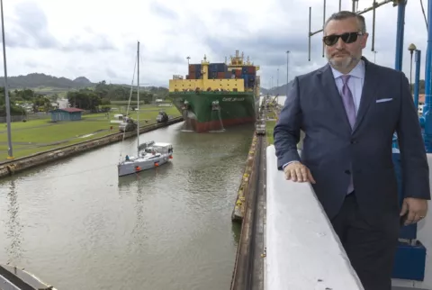 Republicano Ted Cruz visita el Canal de Panamá