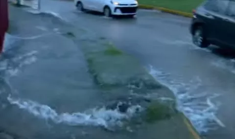 Vía hacia el Centenario amanece inundada por tubería rota