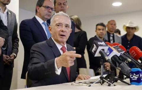 Partidarios del expresidente colombiano Uribe celebran el fallo que ordena su libertad