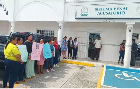 Protestan tras condena de 23 años a femicida en Santiago