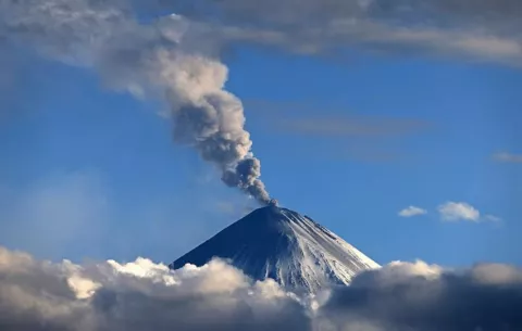 Hasta siete volcanes despiertan a la vez tras el terremoto de Kamchatka