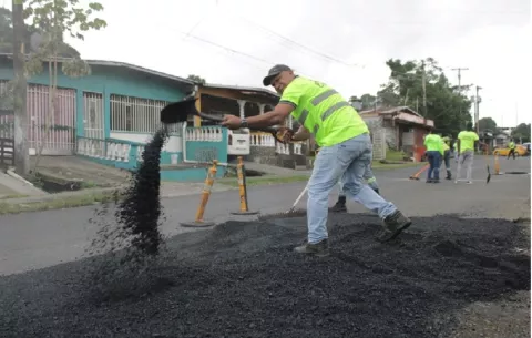 Más de 90 toneladas de asfalto aplica el MOP en vías de San Miguelito y Panamá Norte
