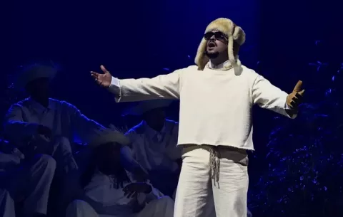 Bad Bunny arrasa con récord de nominaciones en los Billboard Latinos