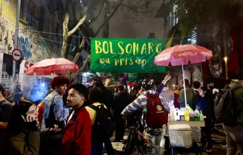 Una calle en São Paulo se viste de fiesta para celebrar la condena de Bolsonaro