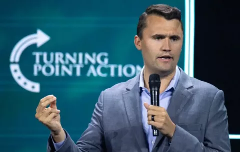 El comentarista Charlie Kirk, aliado de Trump, muere tras sufrir un disparo
