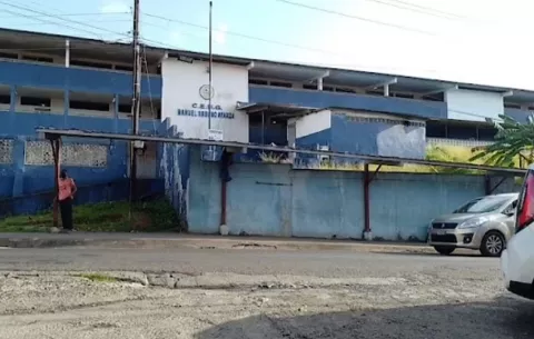 Atrapan a estudiante de 16 años con una réplica de arma de fuego (pellet) de color negro en Colón