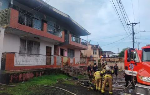 Incendio en apartamento de Sabanitas en Colón, genera pánico entre residentes