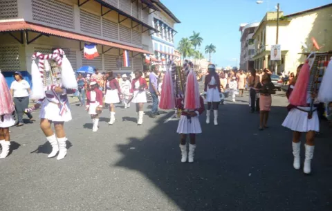 Analizarán la viabilidad de que los desfiles patrios se realicen en la Ciudad de Colón