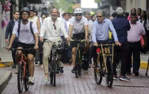 Embajadas europeas en Panamá recorren en bicicleta el centro histórico por el Día Sin Auto
