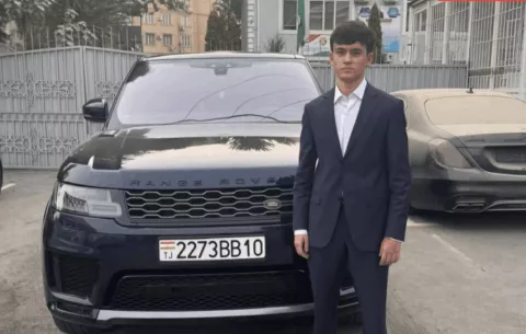 Expulsan a un estudiante en Tayikistán por llegar a la universidad en su propio auto