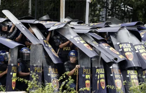 La ira contra la corrupción saca a decenas de miles de filipinos a la calle entre choques