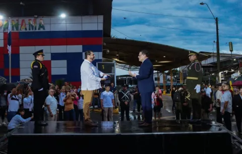 En histórica ceremonia de intercambio de banderas, Panamá y Costa Rica reafirman su amistad y compromiso