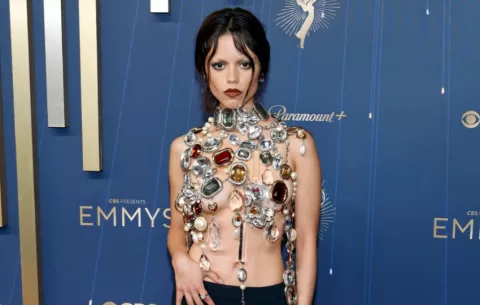 Jenna Ortega deslumbró en los Emmy con audaz 'look' de Givenchy
