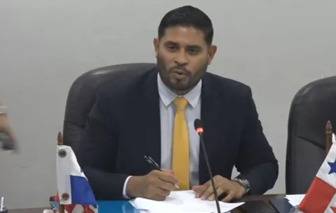  Jhonathan Vega y asesor de un diputado protagonizan incidente en la Asamblea