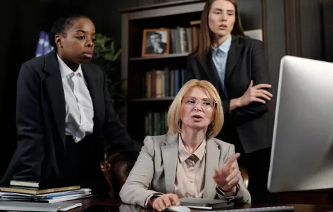 Violencia digital contra mujeres en roles públicos es persistente 