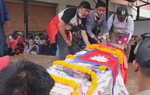 Nepal honra con funerales y luto nacional a las 72 víctimas del levantamiento juvenil