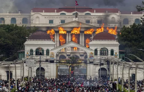 Nepal eleva a 25 los muertos en las protestas mientras presos huyen de varias cárceles
