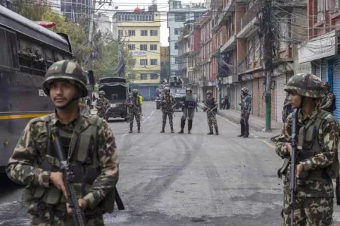 Ejército de Nepal toma el control del país; organizadores de la revuelta piden parar el caos