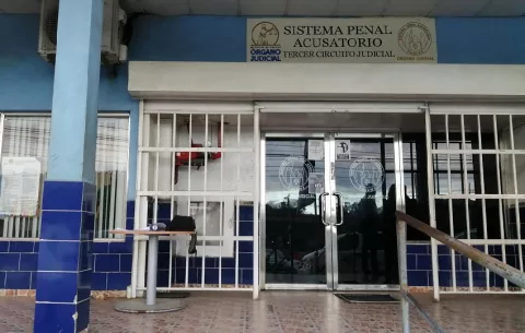 Falla en sistema retrasa audiencia contra médico acusado de violación agravada