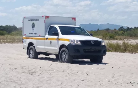 Encuentran un cadáver y presunta droga en Costa Esmeralda, San Carlos