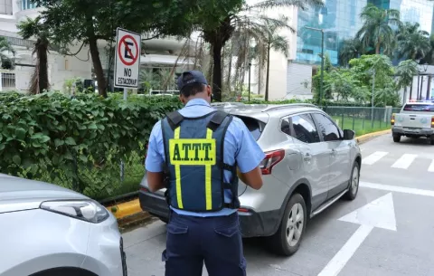 ATTT sanciona a 170 conductores y remueve 91 autos mal estacionados