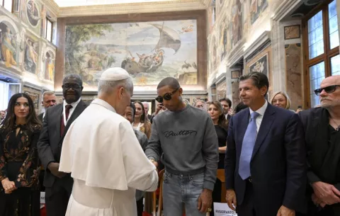 El papa saluda a Pharrell Williams en la víspera del 'macroconcierto' vaticano