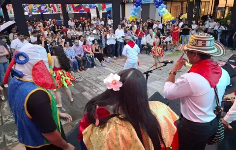 'Pasaporte Gastronómico' brilló en Calle Uruguay con un festín de sabores internacionales