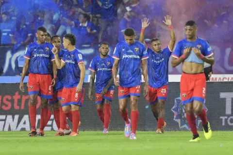 Plaza Amador y Universitario ponen en marcha del fútbol panameño