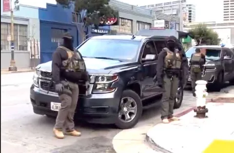 En California agentes en servicio no podrán cubrirse el rostro